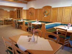 a restaurant with wooden tables and chairs and tablesktop at Hotel & Gasthof zur Post in Neumarkt-Sankt Veit