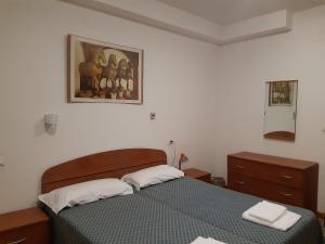 - une chambre avec un lit et une photo sur le mur dans l'établissement Foresteria Valdese Venezia, à Venise