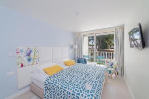 シベニクにあるAmadria Park Family Hotel Jakovの白いベッドルーム(ベッド1台、バルコニー付) +33枚の写真