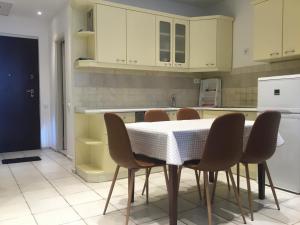 布達佩斯的住宿－Corso View，厨房配有桌椅