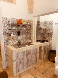 cocina con fregadero y pared de azulejos en Appartamento Bax 1, en Francavilla Fontana