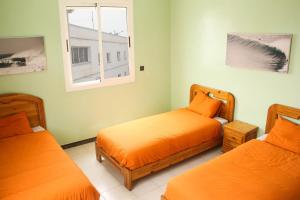 Säng eller sängar i ett rum på Ifni Surf Hostal