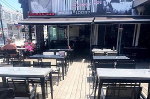 Barcode Studios في لاغاناس: مجموعة طاولات وكراسي خارج المطعم