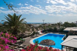 uma vista para uma piscina a partir de uma casa em Holiday Beach Resort Santorini em Perivolos