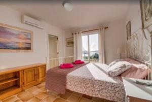 A bed or beds in a room at Algueret