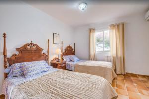 A bed or beds in a room at Algueret