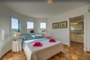 A bed or beds in a room at Algueret
