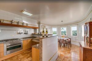 A kitchen or kitchenette at Algueret