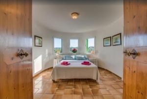 A bed or beds in a room at Algueret