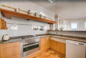 A kitchen or kitchenette at Algueret