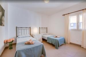 Postel nebo postele na pokoji v ubytování Es Port penthouse