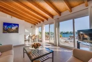 TV a/nebo společenská místnost v ubytování Es Port penthouse