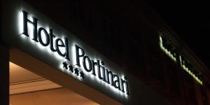 un'insegna al neon che legge l'hotel puerto vallarta di Hotel Portinari a Bruges