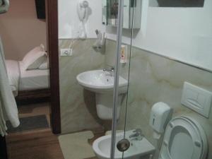 Koupelna v ubytování Drini Hotel + 37 fotografií