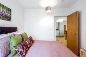 Katil atau katil-katil dalam bilik di STUNNING 2 BED/2 BATH IN TOWN CENTRE & PARKING!