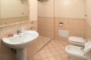 La salle de bains est pourvue d'un lavabo et de toilettes. dans l'établissement B&B il Gobbetto, à Naples