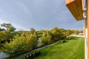vista para um rio a partir de um edifício em Il Lago - Turquoise - Cozy Luxurious Smart Home By The Lake em Voluntari