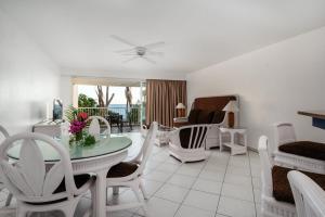 uma sala de estar com mesa e cadeiras em Appartement 1 chambre Sapphire Beach em Cupecoy