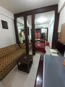 un soggiorno con divano e tavolo di Apartemen SUKARNO HATTA Elwarda Ely a Malang