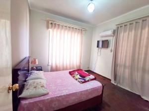 - une petite chambre avec un lit doté d'un matelas rose dans l'établissement Midtown Homes, au Caire
