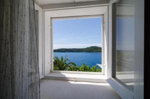 una ventana en una habitación con vistas al agua en Apartment Helena, en Dubrovnik