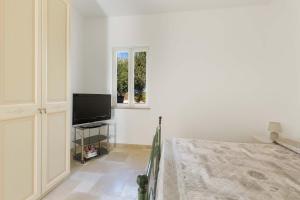 Televízia a/alebo spoločenská miestnosť v ubytovaní Villa Sorrentino by Perle di Puglia