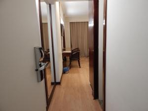 una puerta abierta a una habitación con mesa y sillas en JK Apart Hotel - Kubitschek Plaza, en Brasilia