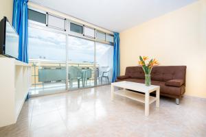 A seating area at Apartamentos Strelitzias