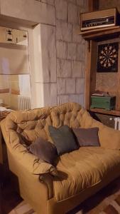 ein Sofa im Wohnzimmer mit Kissen drauf in der Unterkunft Belette Apartments & Park in Nikšić