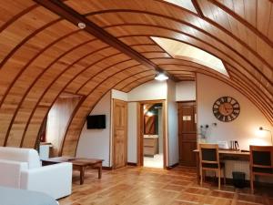 uma sala de estar com tecto em madeira em Hotel La Diligence em La Ferté-Saint-Cyr