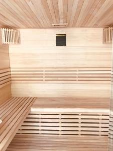 uma sauna com pisos em madeira e uma pequena janela em Fügekert - Bed&Wine em Zánka