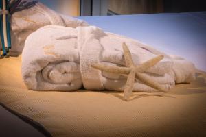 a towel with a starfish on top of a bed at Hotel Albatros Varigotti in Varigotti