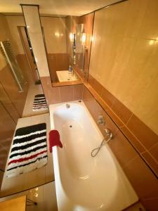 a bath tub in a bathroom with a mirror at Zur Auguststadt in Wolfenbüttel