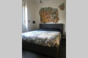- une chambre avec un lit orné d'une peinture murale dans l'établissement Dormire in Centro Trieste Studio Galleria 16 cavana, à Trieste