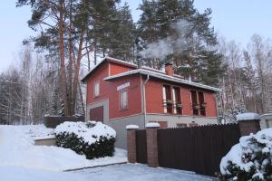 een huis met rook in de sneeuw bij Külalismaja Malaika in Põlva