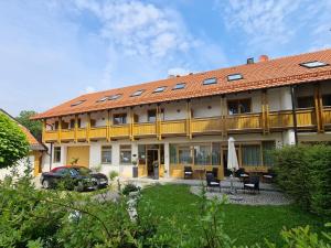 a building with a roof with solar panels on it at Hotel am Hachinger Bach by Blattl in Neubiberg