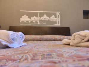 A bed or beds in a room at La Dimora dei Consoli - Holiday House Roma Vatican Még 4 kép