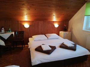 ein Schlafzimmer mit einem Bett mit zwei Handtüchern darauf in der Unterkunft Guesthouse Arnika in Fužine