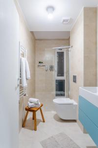 La salle de bains est pourvue de toilettes, d'un lavabo et d'une douche. dans l'établissement Il Lago - Azur - Cozy Luxurious Smart Home By The Lake, à Voluntari