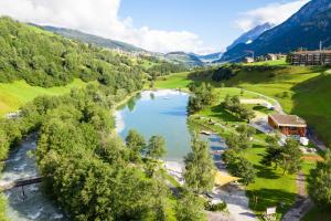 une vue aérienne sur une rivière dans une vallée dans l'établissement Abitaziun Silvia Sur Baselgia, à Cunter