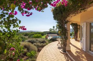 Afbeelding uit fotogalerij van Villa with beautiful see views & spacious garden in Ferragudo