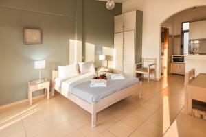 A bed or beds in a room at Villa Krini Még 37 kép