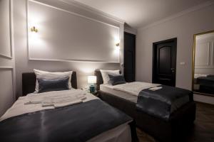 Un pat sau paturi într-o cameră la Hotel Balkan Centar