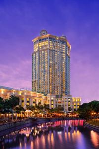 un gran edificio con un río delante de él en Grand Copthorne Waterfront en Singapur