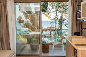 Kuchyňa alebo kuchynka v ubytovaní MAKO Sea & Suites