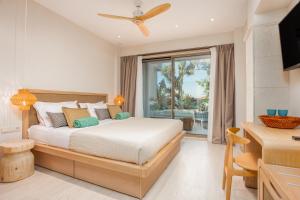 um quarto com uma cama e uma varanda em MAKO Sea & Suites em Pefkohori