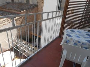 - un balcon avec une table et des chaises dans l'établissement Hotel del Mar, à Sant Feliu de Guíxols