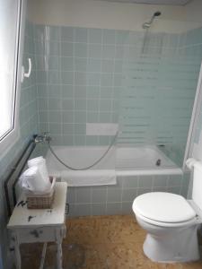 La salle de bains est pourvue d'une baignoire, de toilettes et d'un lavabo. dans l'établissement Hotel del Mar, à Sant Feliu de Guíxols