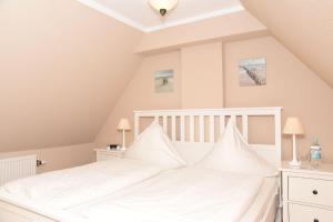 Postel nebo postele na pokoji v ubytování LH Dünenblick Wohnung 9