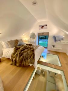 Habitación con cama y mesa de cristal. en Little Barn Peak District en Leek